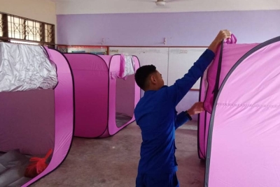 Anggota APM Johor menyiapkan kelengkapan di PPS Melayu Raya, Pontian. - Foto APM Johor.