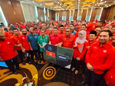 Azmin (tengah) ketika Majlis Perasmian Persidangan Bahagian Bahagian dan Pelancaran Jentera Pilihan Raya Bersatu Selangor pada Ahad.
