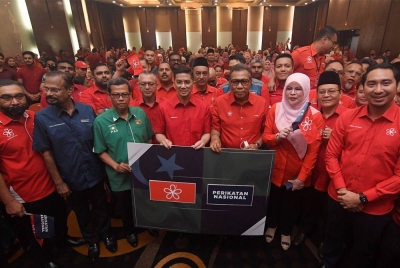 Pengerusi PN Selangor yang juga Ahli Majlis Pimpinan Tertinggi Bersatu Datuk Seri Mohamed Azmin Ali (tengah) bersama Ketua Srikandi Bersatu Malaysia Datuk Seri Rina Mohd Harun (depan dua, kanan) dan Ketua Armada Bersatu Malaysia Wan Ahmad Fayhsal Wan Ahmad Kamal (depan, kanan) serta Ketua Badan Pimpinan Bersatu Selangor Datuk Abdul Rashid Asari (depan tiga, kanan) bergambar selepas Majlis Perasmian Persidangan Bahagian dan Pelancaran Jentera Pilihan Raya Bersatu Selangor. - Foto Bernama.
