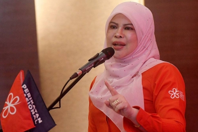 Rina berucap pada Majlis Perasmian Persidangan Bahagian dan Pelancaran Jentera Pilihan Raya Bersatu Selangor di sebuah hotel di sini pada Ahad. -Foto Bernama