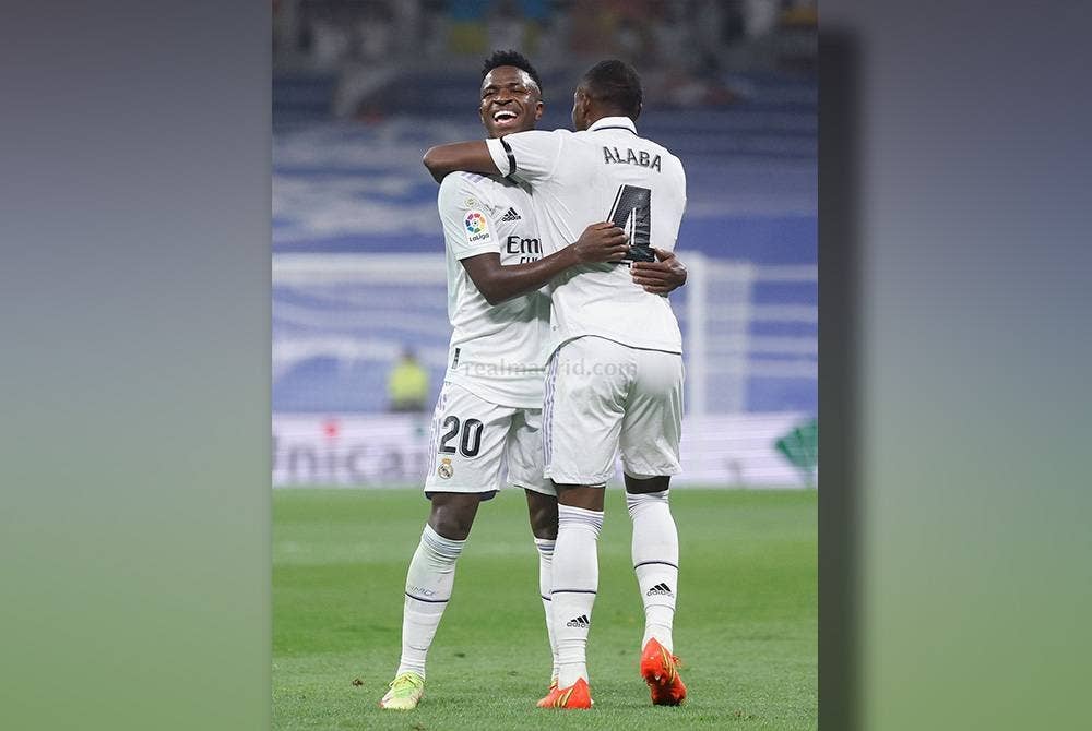 Vinicius (kiri) meraikan kejayaannya menjaringkan gol bersama rakan sepasukan.