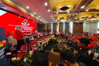 Rina ketika berucap pada Majlis Persidangan Bahagian dan Pelancaran Jentera Pilihan Raya Bersatu Selangor pada Ahad.