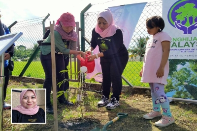 Ainul Amalina (kiri) menyiram pokok yang ditanam sempena program Kampung Teman Hijo di Dewan Dato' Azumu Tak di Ipoh pada Sabtu. - Gambar kecil: Irmalini