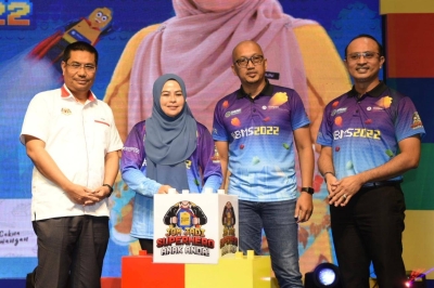 Noraini (dua dari kiri) yang diiringi Mohd Zabri (kiri), Apli (dua dari kanan) dan Ahmad Dasuki (kanan) menyempurnakan gimik pelancaran BMS 2022 di Kuala Lumpur pada Sabtu.