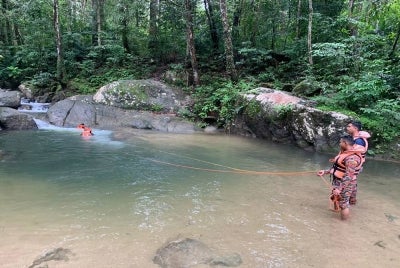 Anggota bomba melakukan pencarian seorang remaja lelaki yang dikhuatiri lemas di Lubuk Semilang, Langkawi, pada Isnin. - Foto ihsan JBPM Kedah