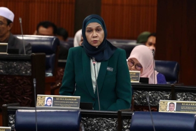 Mastura menjawab soalan pada hari pertama Mesyuarat Ketiga Penggal Kelima Parlimen ke-14, di Bangunan Parlimen hari ini. - Foto Bernama