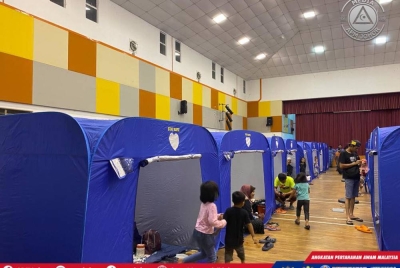 Mangsa banjir kilat di Johor meningkat kepada 295 orang setakat 12 tengah hari ini berbanding 75 orang yang direkodkan petang semalam. - Foto Facebook APM Johor