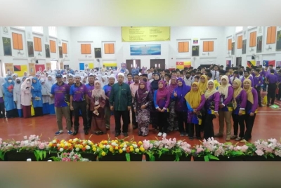 Mahmood (depan, tujuh dari kiri) bergambar bersama pelajar SMK Pokok Sena yang mengikuti Program Sumbangan Hamper Alat Tulis Bagi Kempen Membanteras Jenayah Seksual Dalam Talian Terhadap Kanak-kanak Peringkat Daerah Pokok Sena baru-baru ini.