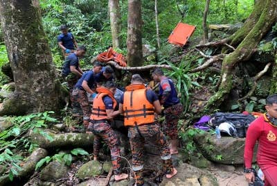 Beberapa anggota BBP Langkawi membawa naik mayat pelajar yang lemas di Hutan Lipur Lubuk Semilang, Langkawi pada Isnin. - Foto ihsan JBPM Kedah