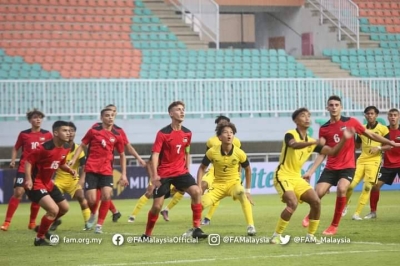 Para pemain negara (jersi kuning) fokus untuk memberikan aksi terbaik Piala Asia B-17 di Bogor, Indonesia. Foto Facebook FAM.