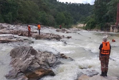 Anggota bomba melakukan kerja menyelamat di lokasi mangsa dipercayai terjatuh.