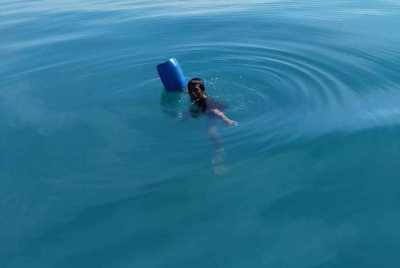 Seorang nelayan warga asing terapung lebih 15 jam di laut selepas terjatuh dari bot nelayan tempatan di perairan Pulau Sibu.