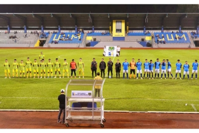 Pemain Kedah dan Pulau Pinang sebelum perlawanan Kumpulan D Piala Emas Raja-Raja 2022 di Stadium Mini UUM, Sintok