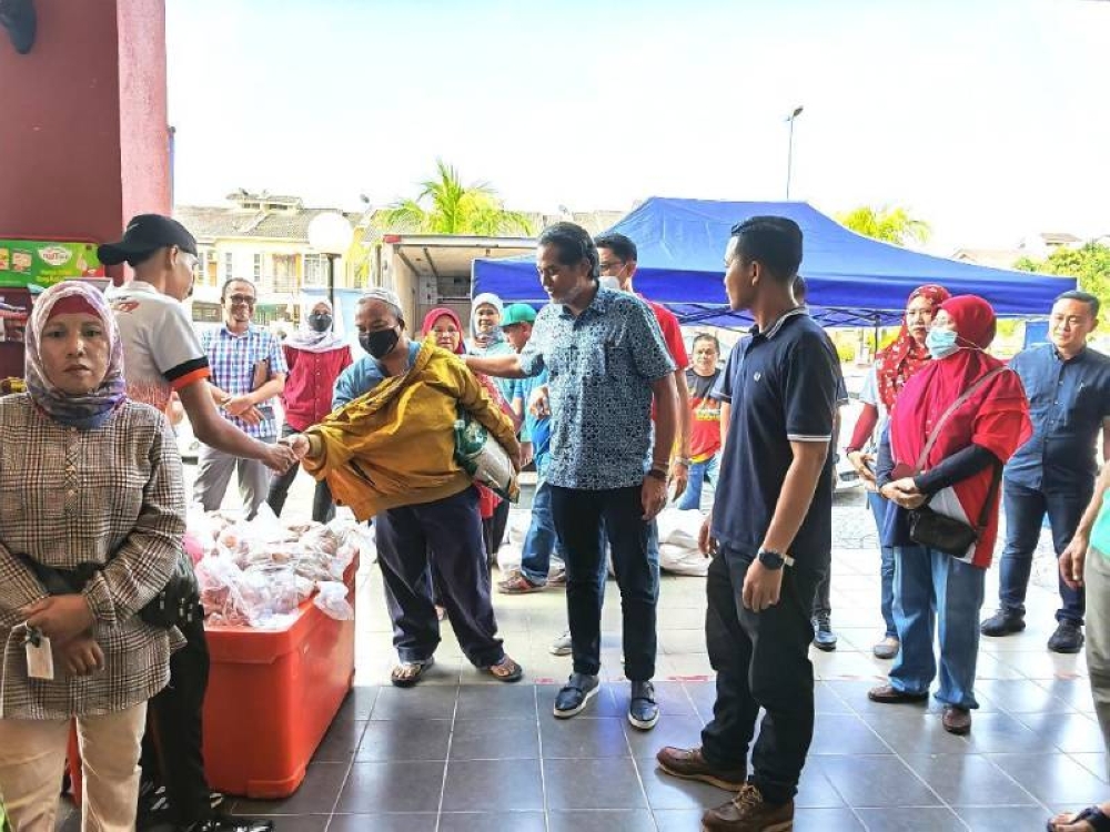 Khairy beramah mesra dengan orang ramai yang datang seawal jam 7.30 pagi. 