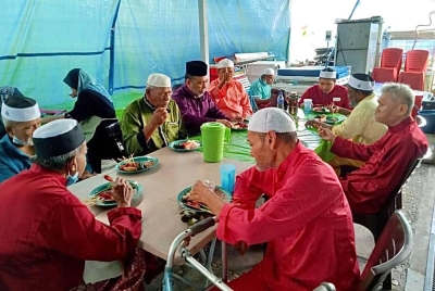Para penghuni Pertubuhan Kebajikan Warga Emas Al-Fattah di Semenyih, Selangor makan bersama. - Foto Pertubuhan Kebajikan Warga Emas Al-Fattah