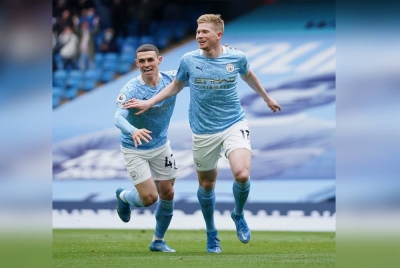 De Bruyne (kanan) melihat Foden mampu lebih menyerlah jika diberi watak penting bersama City. - Foto Agensi