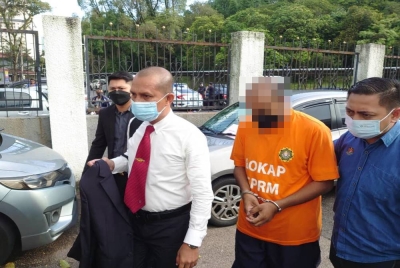 Tertuduh (dua dari kanan) dikenakan perintah reman berkenaan bagi membantu siasatan dibuat mengikut Seksyen 18 Akta Suruhanjaya Pencegahan Rasuah Malaysia (SPRM) 2009.