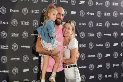 Higuain bersama isteri dan anaknya.