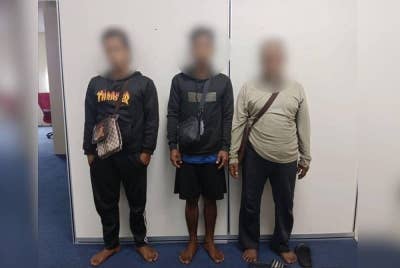 Tiga lelaki tempatan ditahan untuk siasatan lanjut. - Foto Maritim Malaysia