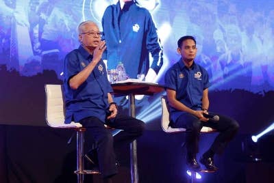 Ismail Sabri (kiri) ketika berucap pada sesi dialog awam bersama moderator Luqman Hariz sempena Majlis Perasmian Idea Bina Negara (IBN) 2022 di Dewan Agung Tuanku Canselor, Universiti Teknologi Mara (UiTM), pada Selasa. - Foto Bernama