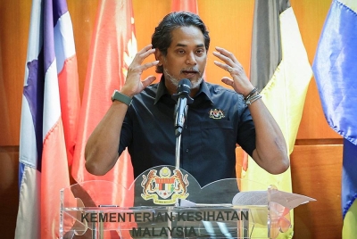 Khairy Jamaluddin berucap kepada warga kementeriannya semasa Perhimpunan Bulanan Kementerian Kesihatan, pada Selasa. - Foto Bernama