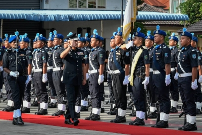 Ketua Polis Negara Tan Sri Acryl Sani Abdullah Sani memeriksa perbarisan kawalan kehormat pada Majlis Sambutan Peringatan Hari Pasukan Polis Marin Ke-75 di Markas Pasukan Polis Marin, Batu Uban hari ini.