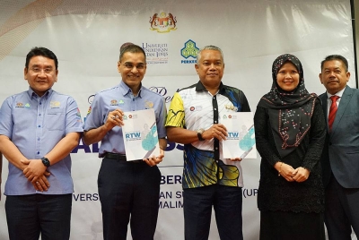 Mohammed Azman (dua dari kiri) dan Md Amin (tengah) pada Majlis Pelancaran RTW Readiness Scale yang berlangsung di Fakulti Pembangunan Manusia UPSI pada Selasa. - Foto Perkeso