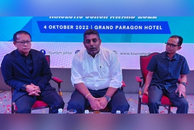 Raven Kumar (tengah) pada sidang media selepas Majlis Pelancaran Majestic Johor Safe and Clean serta Majestic Johor Award di Johor Bahru pada Selasa.