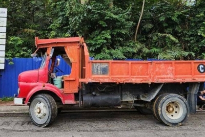 Lori yang dipercayai melanggar mangsa di Jalan PJU 8/12c, Damansara Perdana, di sini pada Isnin.