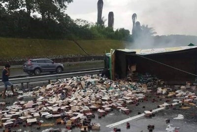 Gambar tular berkaitan kemalangan di Kilometer 422.2 Lebuhraya Utara-Selatan (PLUS) arah utara, di sini, pada Rabu.