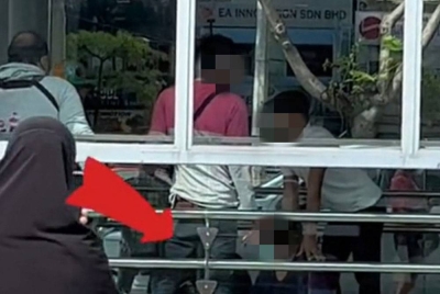 Tular video yang memaparkan kejadian seorang lelaki ditangkap oleh orang awam kerana membaling pisau di sebuah restoran makanan segera.