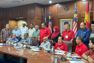 Shaikh Hussein (duduk dua dari kiri) pada sidang akhbar di ibu pejabat UMNO di Pusat Dagangan Dunia Kuala Lumpur (WTCKL) pada Selasa.