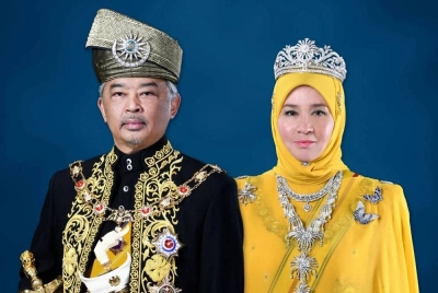 Al-Sultan Abdullah dan Raja Permaisuri berkenan berangkat ke Majlis Pengurniaan Anugerah Sastera Negara Ke-15 di ibu negara.