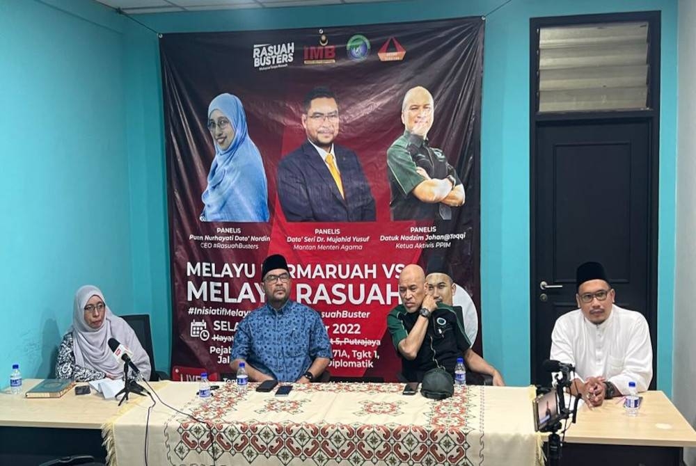 Nadzim (dua dari kanan) pada program Melayu Bermaruah vs Melayu Rasuah anjuran Aktivis Sejahtera pada Selasa.