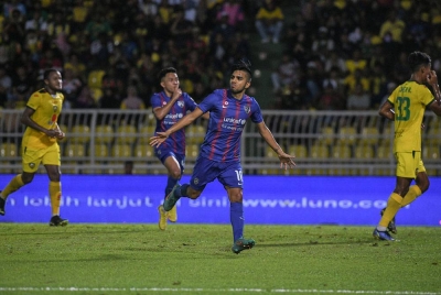 Pemain JDT, Leandro Sebastian Velazquez (tengah) meraikan gol jaringannya ketika menentang pasukan KDA FC pada perlawanan Liga Super Malaysia 2022 di Stadium Darul Aman hari ini. - Foto Bernama
