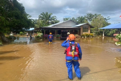 Anggota APM melakukan pemantauan di lokasi banjir di Kampung Sri Gambut dan Kampung Melayu Raya, Pekan Nenas, Pontian, pada Rabu.