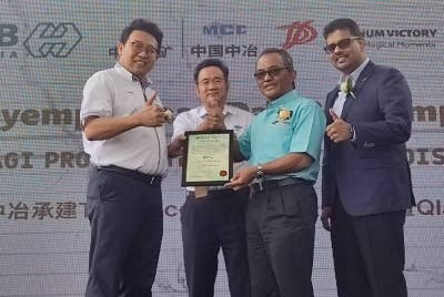 Ahmad Asri (dua dari kanan) menyerahkan sijil pengiktirafan Qlassic kepada An Wei (kiri) semasa Majlis Penyempurnaan dan Penyerahan Anugerah Qlassic bagi projek The Face 2 Platinum Victory Suites, di sini pada Rabu.