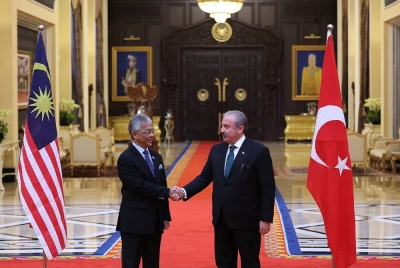 Yang di-Pertuan Agong Al-Sultan Abdullah Ri’ayatuddin Al-Mustafa Billah Shah (kiri) berkenan menerima sembah menghadap Speaker Parlimen Turkiye Prof Dr Mustafa Sentop di Istana Negara pada Rabu. - Foto:Bernama