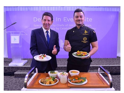 Jean-Francois Naa (kiri) dan Chef Fazley menunjukkan antara menu yang akan dihidangkan dirangkaian hospital IHH Healthcare Malaysia.