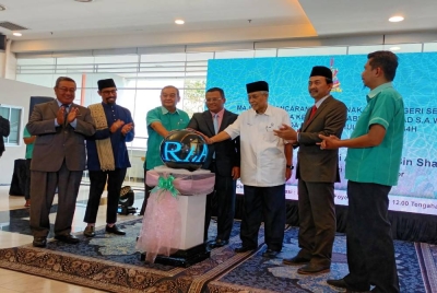Amirudin (tengah) bersama Pengerusi Majlis Agama Islam Selangor (MAIS) Tan Sri Abdul Aziz Mohd Yusof (tiga dari kanan) dan Mazlan (tiga dari kiri) bersama tetamu undangan melancarkan gimik perasmian pada Pelancaran Kempen Bulan Anak Yatim di Bangunan Sultan Salahuddin Abdul Aziz Shah di Sekinchan pada Rabu.
