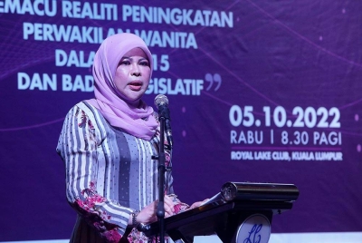 Rina berucap merasmikan Forum Kepimpinan Wanita Dalam Politik Malaysia: Memacu Realiti Peningkatan Perwakilan Wanita Dalam PRU15 dan Badan Legislatif di Dewan Bankuasi, Royal Lake Club, Taman Tasik Perdana pada Rabu.
--fotoBERNAMA (2022) HAK CIPTA TERPELIHARA