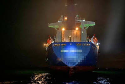 Kapal kargo yang ditahan Maritim kerana berlabuh tanpa kebenaran di kedudukan kira-kira 14.5 batu nautika barat daya Sekinchan di sini pada Khamis.