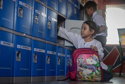 Murid Tahun Dua Nur Aleeya Amirah Yaakob memasukkan buku ke dalam lokar selepas Penyerahan Lokar Fasa Pertama di Sekolah Kebangsaan Gombak Setia hari ini.