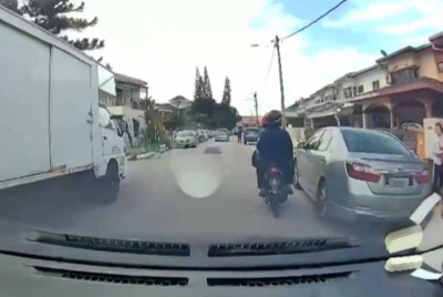 Rakaman kejadian menerusi kamera papan pemuka sebuah kereta yang memaparkan perbuatan dua suspek di hadapan sebuah rumah di Jalan Batu Unjur, Taman Bayu Perdana di Klang pada Isnin.