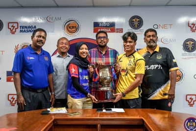 Anil (tengah) bersama Mohamad Syafiq (dua dari kanan), pengendali Perak, S Jagatheesan (kanan), Pengarah Kejohanan P Balamuraly (kiri), Nur Syafiqah (tiga dari kirI), pengurus pasukan wanita Kuala Lumpur dan Datuk Hasrysham Chasmen (dua dari kiri) pada sidang media di Stadium Hoki Nasional Bukit Jalil pada Rabu. - Foto Malaysian Hockey Confederation