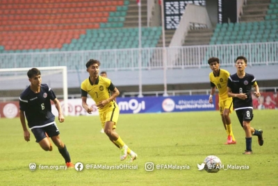 Aksi menarik Malaysia menentang Guam dalam perlawanan Kumpulan B Kelayakan Piala Asia B-17 2023 di Stadium Pakansari, Bogor, Indonesia. - Foto Football Association of Malaysia