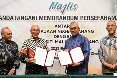 Sallehuddin Ishak (dua dari kiri) dan Yuserrie (dua dari kanan) bertukar dokumen MoU yang ditandatangani di sebuah hotel di Cherating, di Kuantan pada Rabu. - Foto Pahang Media