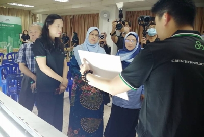 Rodziah (dua dari kiri) pada Majlis Pelancaran Pemasangan Lampu LED di bawah program inisiatif bangunan hijau di Bandar Seri Putra di sini pada Khamis.
