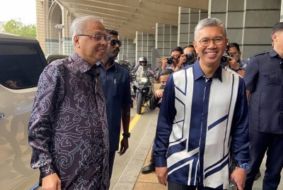 Ismail Sabri tiba jam 12.13 tengah hari disambut Tengku Zafrul dan pegawai kanan MOF.