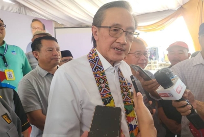 Masidi ditemui selepas merasmikan Majlis Pecah Tanah Projek Perumahan LPPB di tapak projek Residensi Impiana, Beaufort.